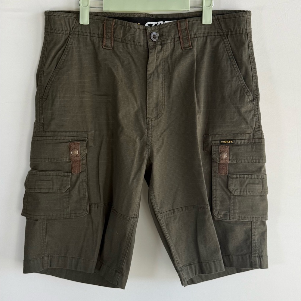 Stanley stretch cargo shorts • Men’s size 32